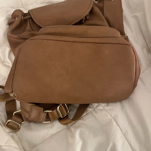 Maedn Drawstring Bag. Gentle used in great condition. Color: Camel
Size: Medium - Picture 4 of 5